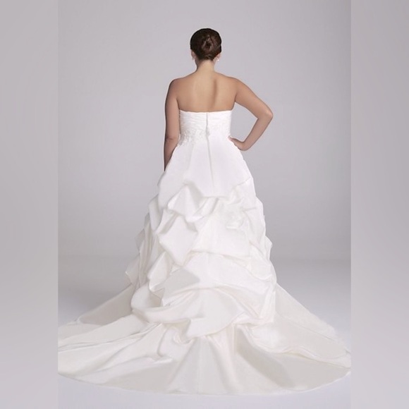 ✨HP✨💍 Stunning Wedding Dress Ball Gown in Ivory - Picture 4 of 13